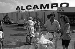Clientes de Alcampo de Utebo el 4 de agosto de 1989, ocho años después de su apertura.